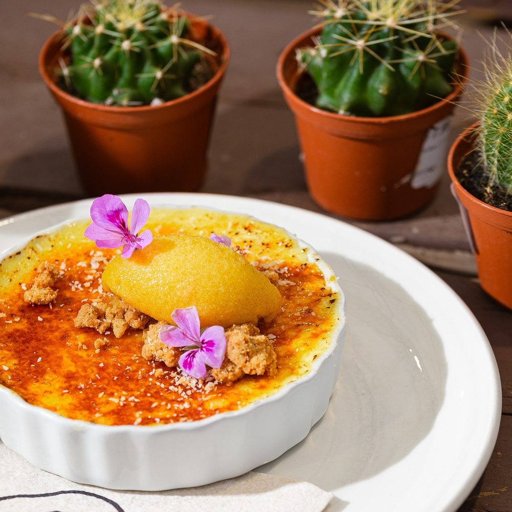 Crème brûlée à la vanille et sorbet mangue