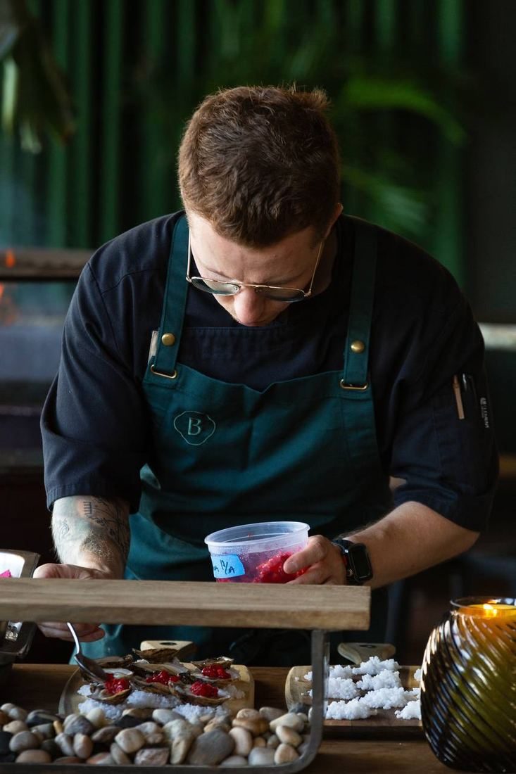 En cuisine, dressage d'huîtres