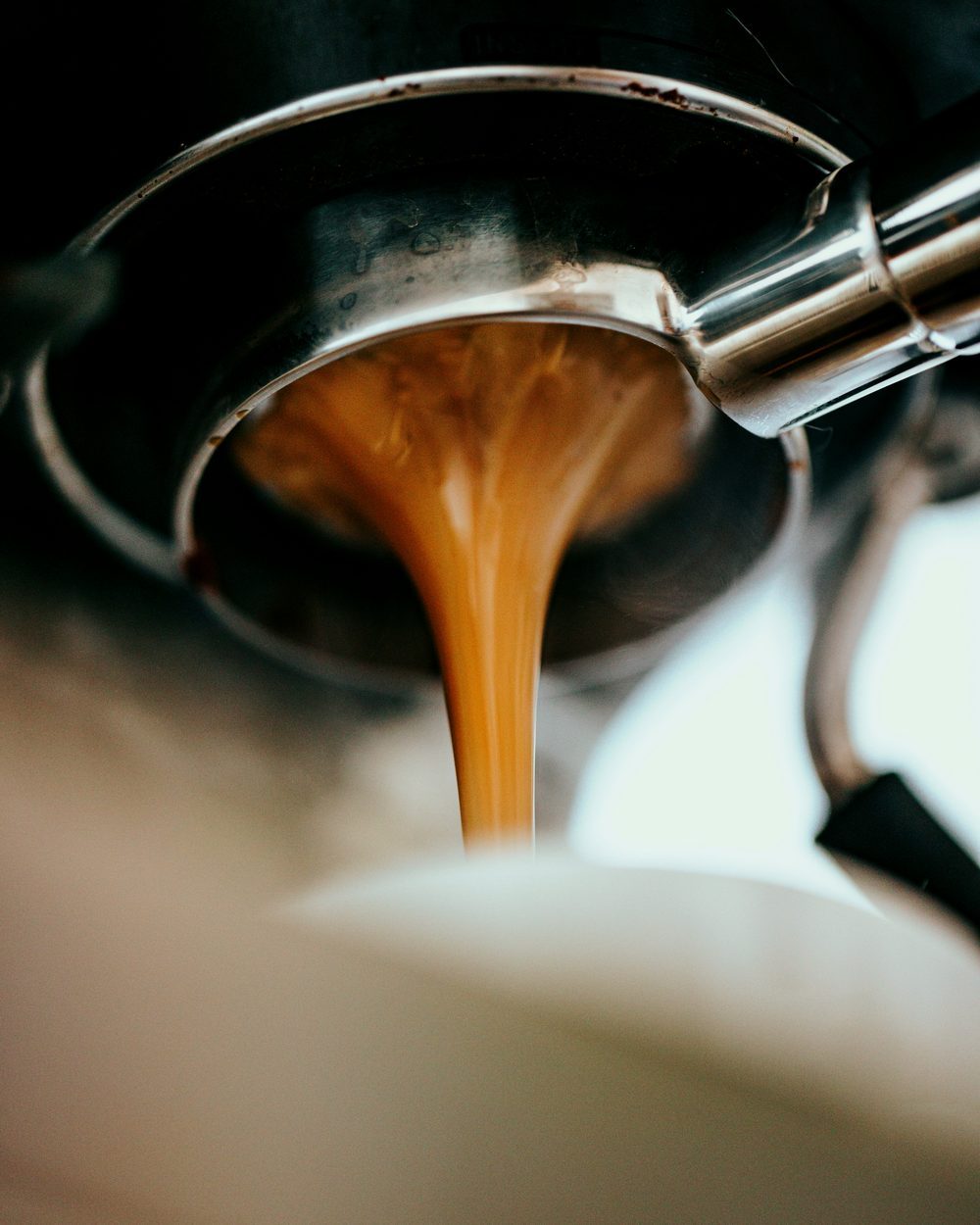 Un espresso en cours d'extraction au comptoir
