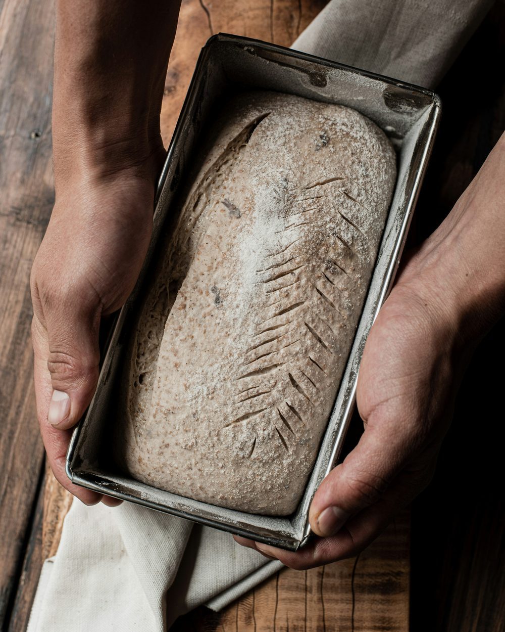 Pain de campagne scarifié dans son moule, prêt à enfourner