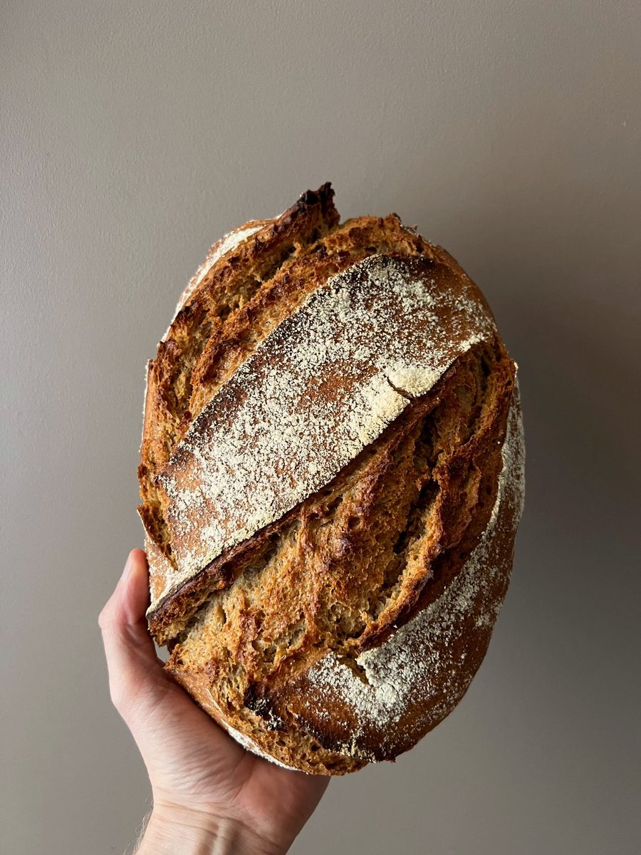 Miche de pain au levain à la croûte farinée
