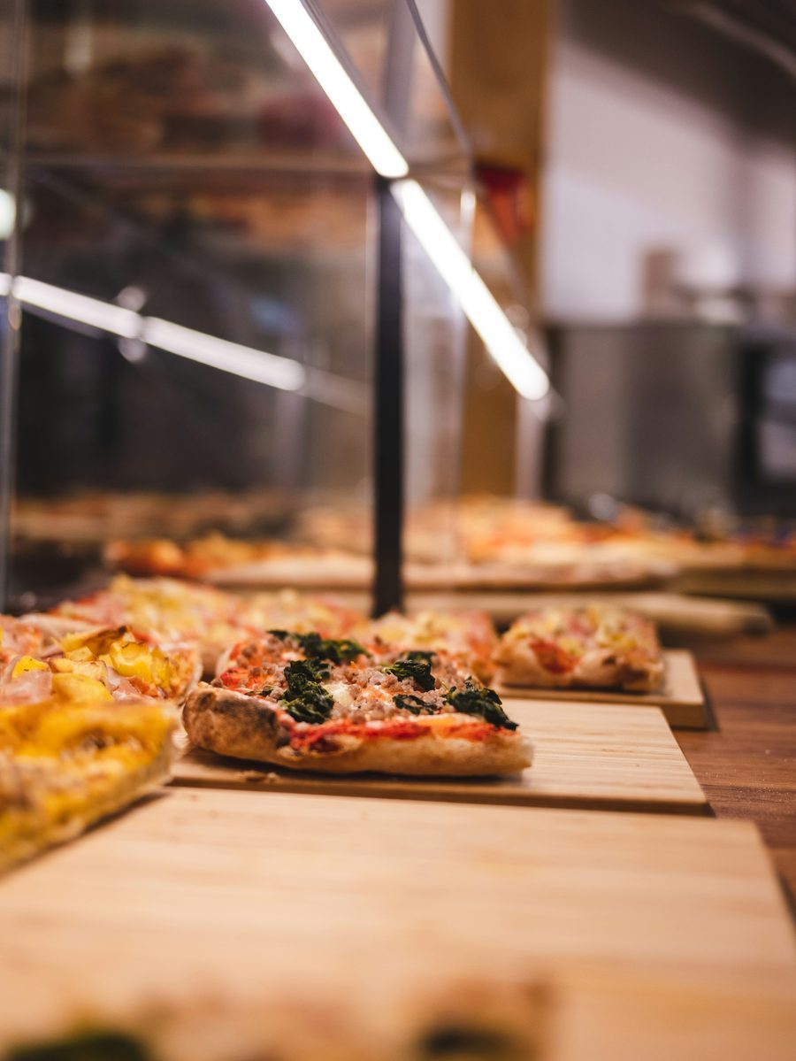 Parts de pizza en vitrine chaude