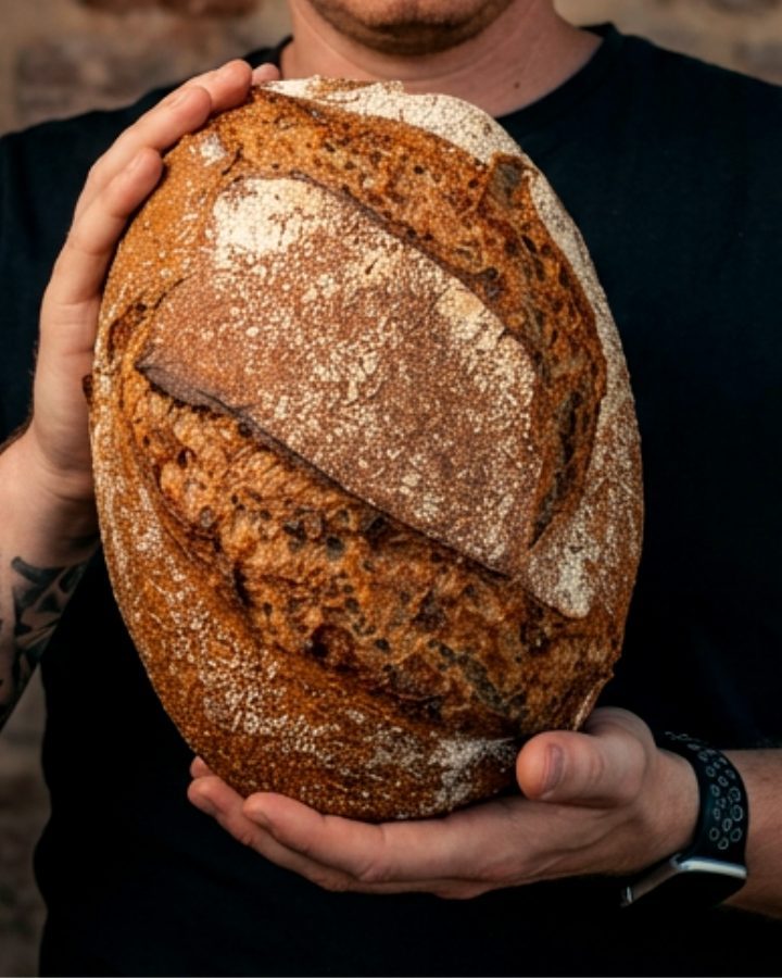Boulanger présentant une miche de pain au levain
