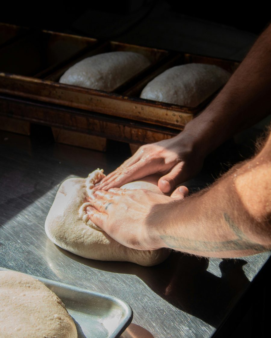 Façonnage de la pâte au fournil
