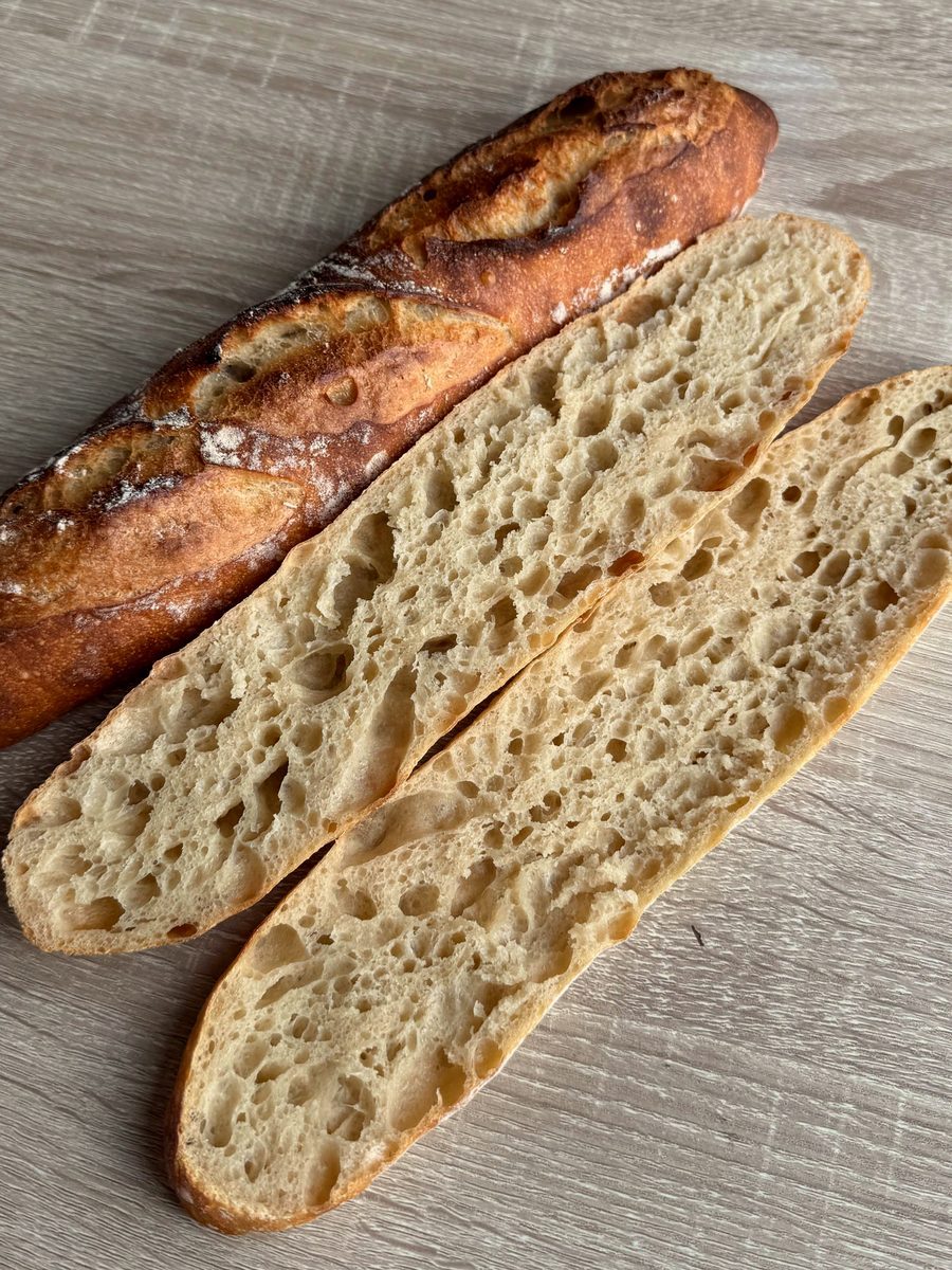 Baguette de tradition coupée